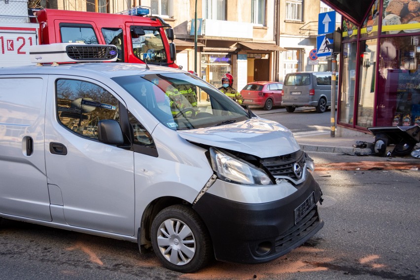 Zakopane. Poranny wypadek na skrzyżowaniu. Auto dostawcze zderzyło się z lexusem 