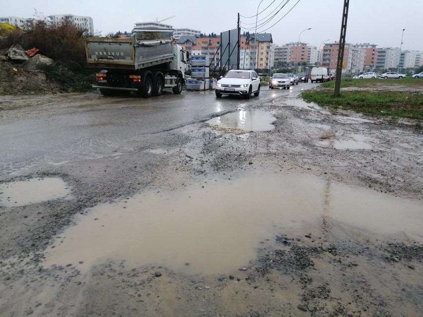 Jezdnia, z której korzysta kilkuset kierowców jest w...