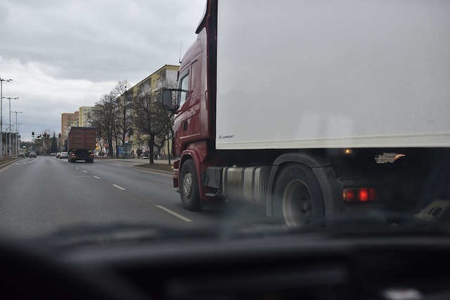 Na łamach „Nowości” wielokrotnie udowodniliśmy, że po ulicach Torunia w godzinach szczytu krążą ciężarówki to pomimo zakazu obowiązującego w godzinach 6-9 i 13-19. Czy wszyscy mają zezwolenia?