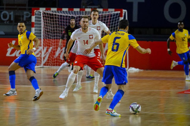 To było prawdziwe futsalowe święto. W Arenie Toruń odbył się towarzyski mecz Polska - Brazylia. Nasi reprezentanci walczyli dzielnie, ale mimo to zwycięstwo 4:1 odnieśli pięciokrotni mistrzowie świata.Faworyci od pierwszych sekund naciskali i szybko stworzyli sobie kilka dobrych okazji, jednak pierwszą z nich wykorzystali dopiero w 12. minucie. Riposta Polaków była błyskawiczna - po upływie szesnastu kolejnych sekund było już 1:1 za sprawą Bartłomieja Nawrata.Niestety, kolejne gole strzelali już tylko Brazylijczycy. Przy stanie 1:2 Polska miała świetną okazję na wyrównanie, jednak Sebastian Leszczak nie wykorzystał rzutu karnego.Zobacz zdjęcia z czwartkowego spotkania ->>>>Czytaj również:Michał Pazdan w Ekstraklasie. Czy kibice znów będą się strzyc "na Pazdana"?Wiemy, kto zostanie mistrzem w PGE Ekstralidze!