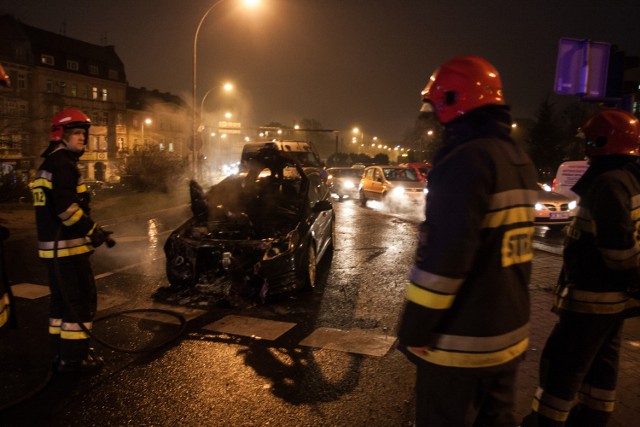 Auto osobowe w centrum Bydgoszczy zapaliło się około godz. 15.Mniej  wypadków, więcej kosztów. TVN Turbo/x-news
