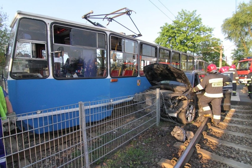 Wypadek przy ul. Kosmonautów. Mercedes zderzył się z...