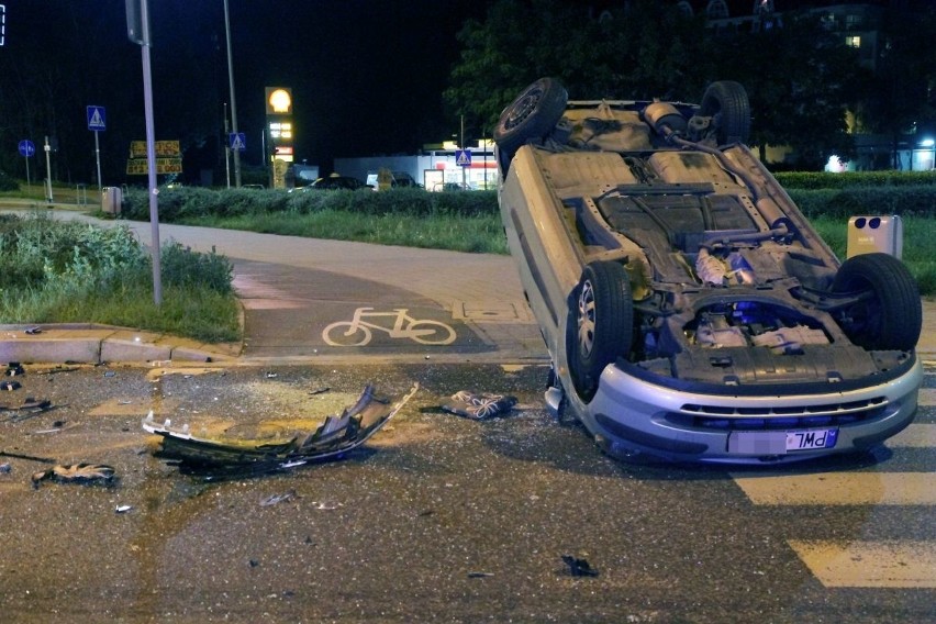 Wypadek na Wyszyńskiego. Honda na dachu, policjant ranny