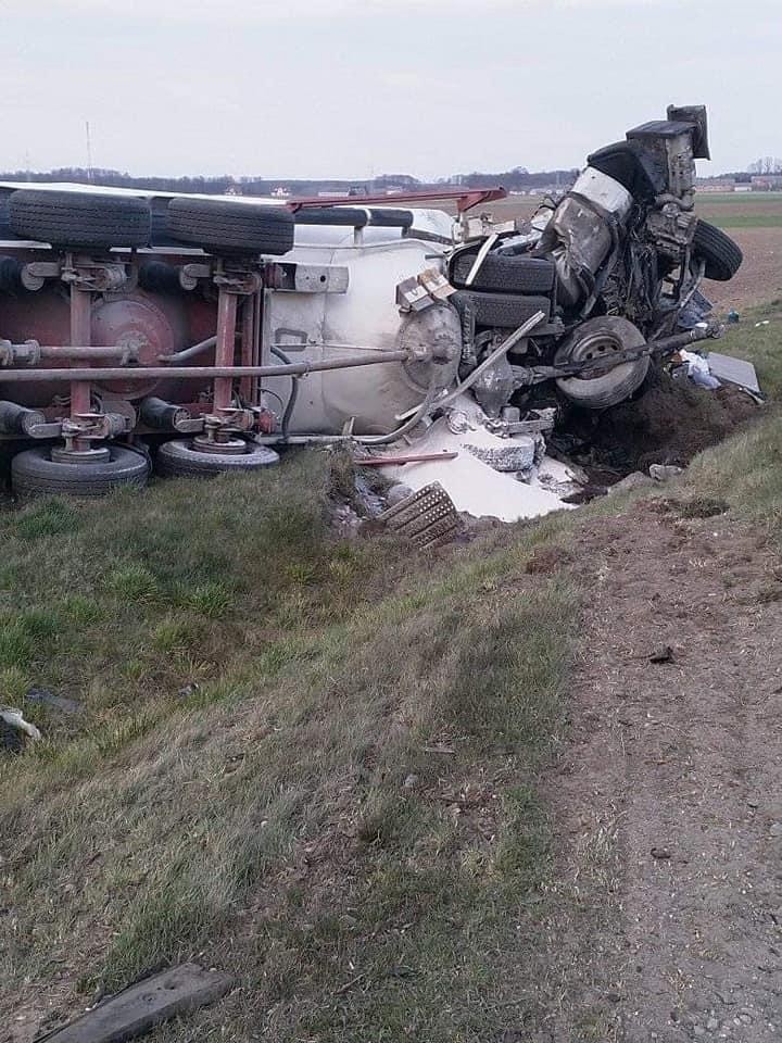 Leopoldowo: Śmiertelny wypadek na drodze krajowej nr 61. Kierowca samochodu osobowego zginał na miejscu [zdjęcia]