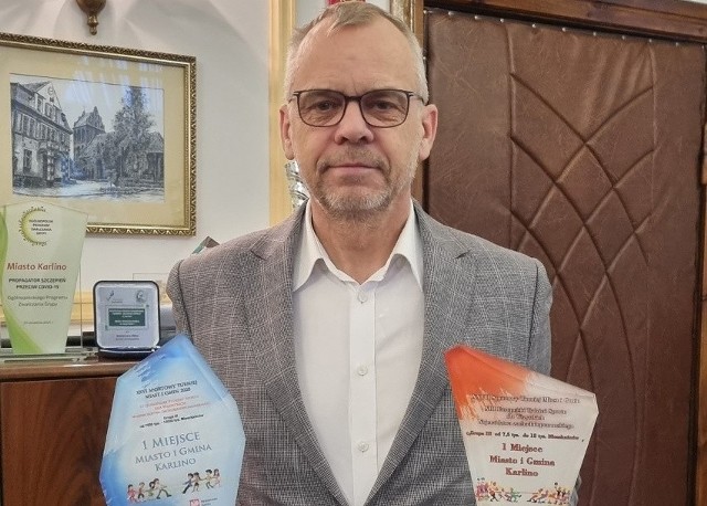 Burmistrz Waldemar Miśko z nagrodami przyznanymi Gminie Karlino
