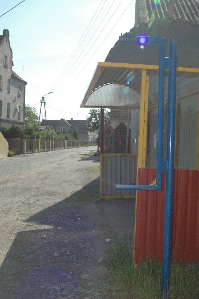 Przystanek w centrum wsi nadal stoi. Mieszkańcy chcą, żeby znów podjeżdżał pod niego autobus.