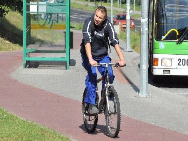 Jacek Andrynowicz mówi, że większość miejskich ścieżek rowerowych prowadzi donikąd.