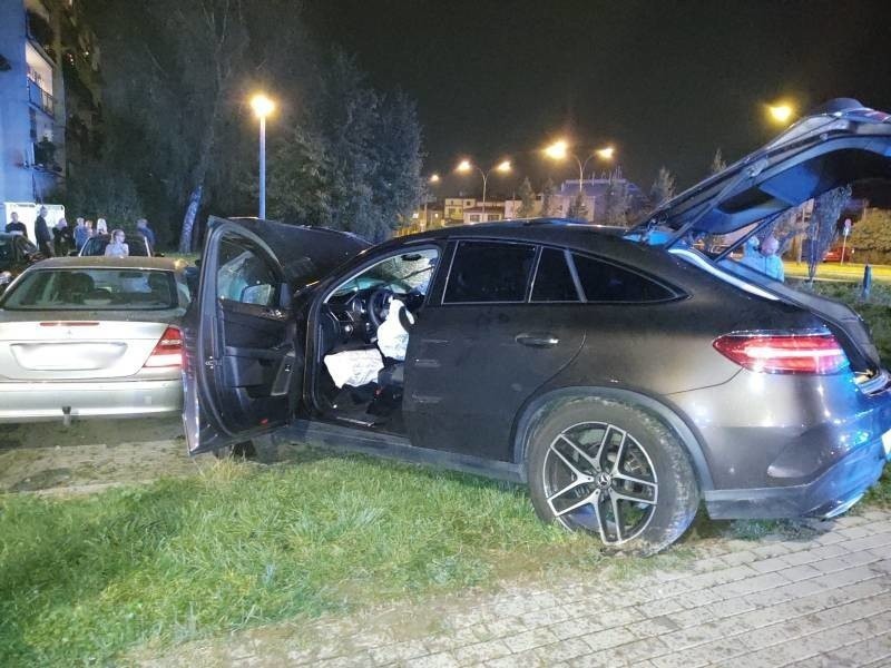 Nowy Sącz. Mercedes jadący ulicą staranował 5 aut stojacych na osiedlowym parkingu