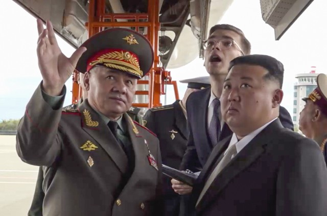Kim Dzong Un omawiał z rosyjskim ministrem obrony Siergiejem Szojgu "zacieśnienie współpracy wojskowej"