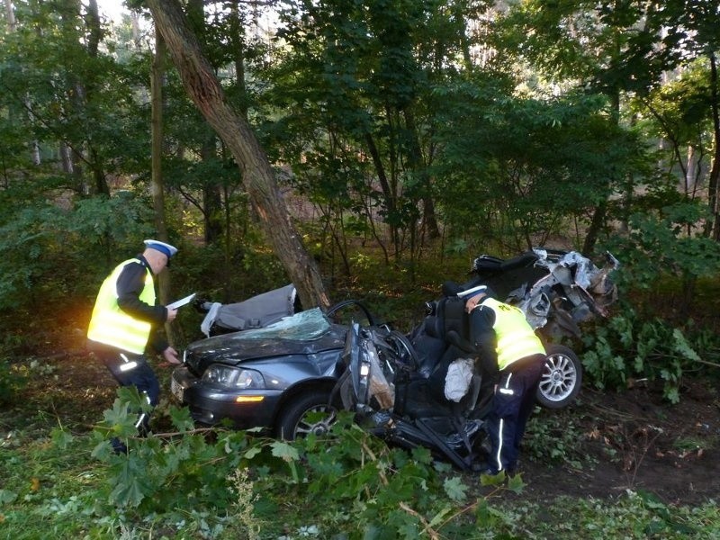 Występ. Wjechał w autobus, a później w drzewo. Kierowca zginął na miejscu