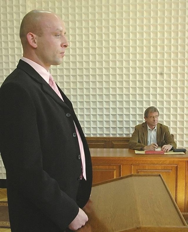 Mariusz Adamczyk (po lewej) został uniewinniony z zarzutu napadu na emeryta. Emeryt Bogdan Kuczma ma grzywnę w zawieszeniu za jego pomówienie.