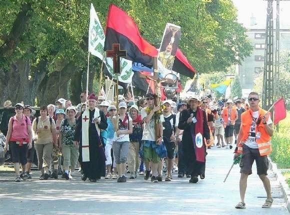 Czerwono-czarna grupa z Piekoszowa z 31. Kieleckiej Pieszej Pielgrzymki w poniedziałek weszła do Buska-Zdroju.