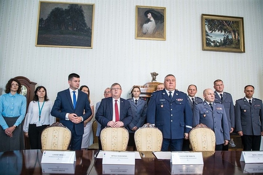 Kraków. "Dzielnicowy bliżej nas". Pół miliona złotych na telefony komórkowe dla 655 policjantów dzielnicowych w Małopolsce [ZDJĘCIA]