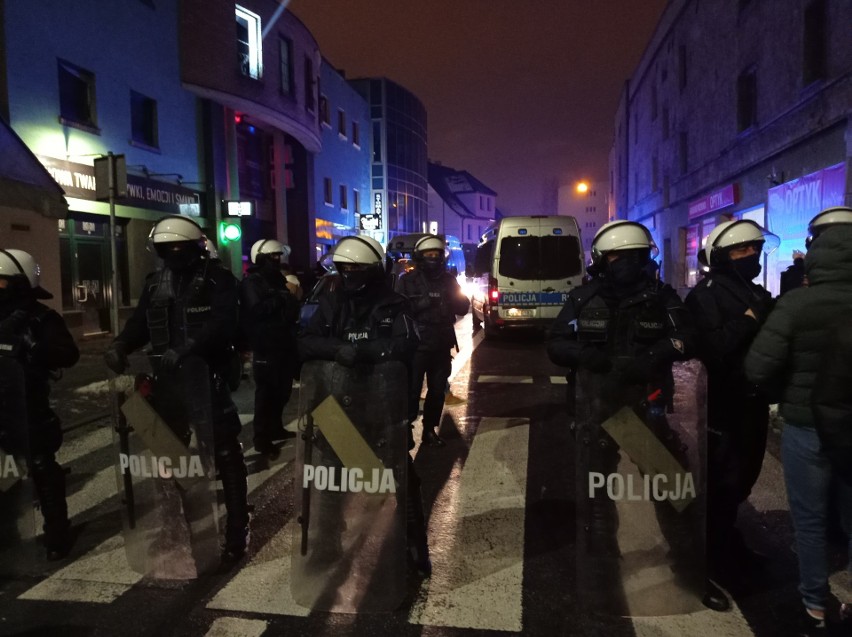 Zamieszki z policją przed Face 2 Face