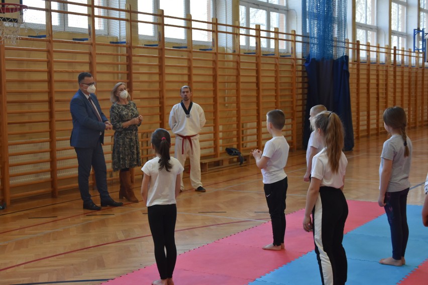 Dzieci z Iwanisk trenują taekwondo na zajęciach SKS (ZDJĘCIA)