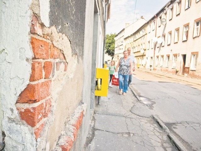 Mieszkańcy ulicy Długiej chcą, by miasto zadbało o nią i przeprowadziło tam niezbędne remonty.