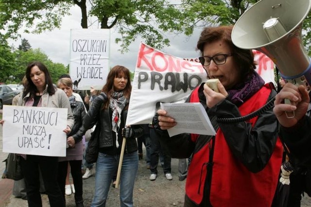 Byli i obecni pracownicy szpitala w Kostrzynie przy niemal każdej okazji upominają się o należne im pieniądze. Ostatni raz protestowali w połowie maja przed siedzibą starostwa.