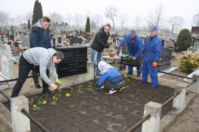 Na cmentarzu parafialnym w Kargowej uporządkowano zbiorową...