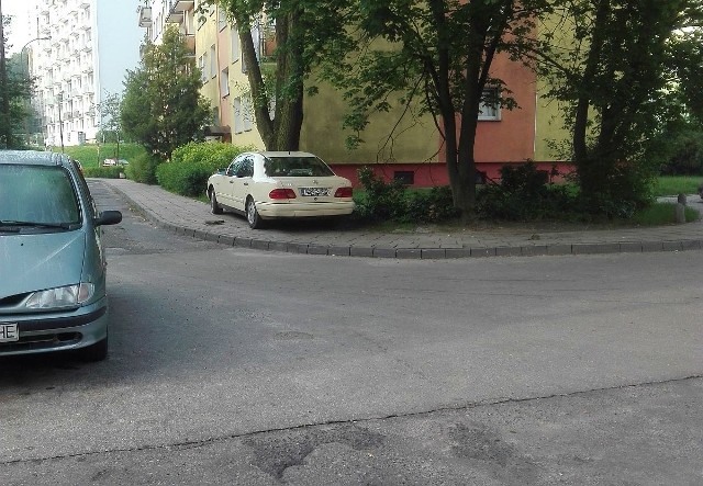 Autodrań zaparkował na chodniku przy ul. Ptasiej w Zielonej Górze.