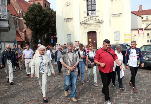 Temat ostatniego w tym sezonie letnim spaceru z przewodnikiem PTTK po Grudziądzu brzmiał: „Znani grudziądzanie – ich życie i działalność”. W niedzielę, około 50 chętnych osób zebrało się na ul. Ratuszowej, przy urzędzie miejskim, by ruszyć ulicami starówki. Oprowadzał Piotr Łukiewski, przewodnik PTTK.  