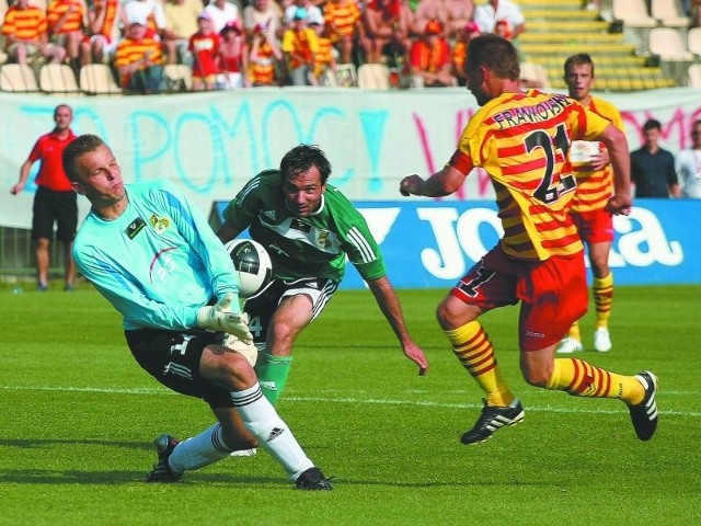 w ostatnich dwóch sezonach strzelił w Białymstoku Łukaszowi Sapeli (z lewej) trzy gole. Oby golkiper Bełchatowa i tym razem nie był w stanie powstrzymać kapitana Jagiellonii.