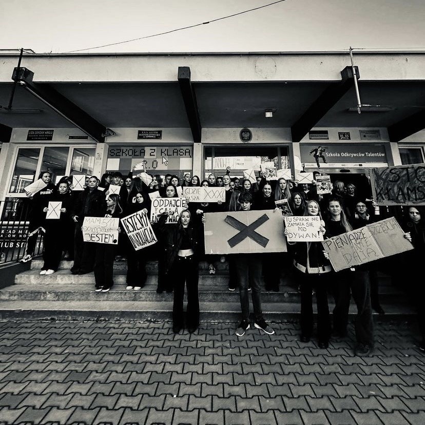 Protest uczniów XXX LO w Krakowie przeciwko działaniom dyrektorki. "Wszystko wskazuje, że finałem będzie zawiadomienie do prokuratury" 