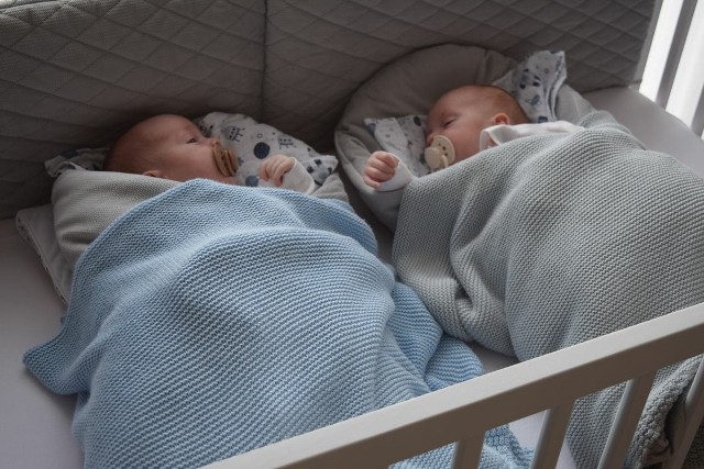 Chłopcy urodzili się 6 stycznia 2024 roku w jednym z krakowskich szpitali. Mieszkają w Skalbmierzu.