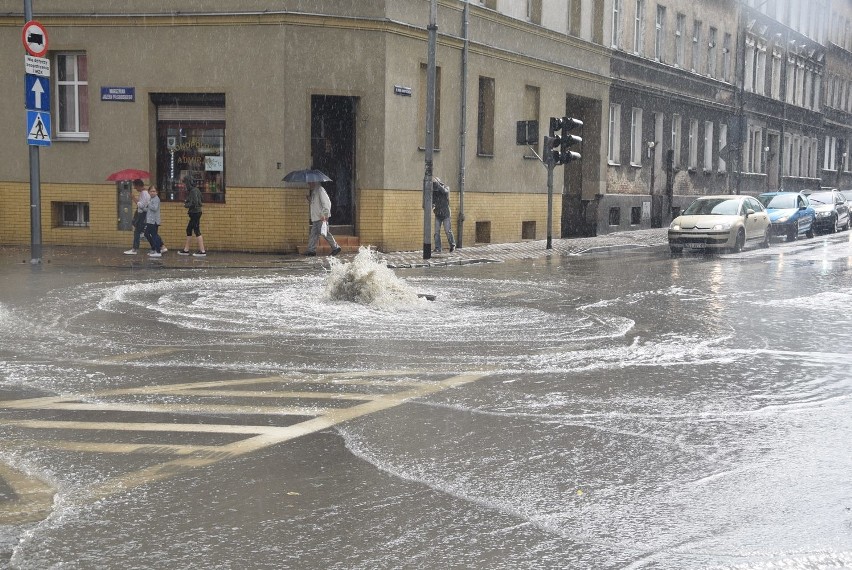 Po większym deszczu wybija studzienka na skrzyżowaniu ulic...