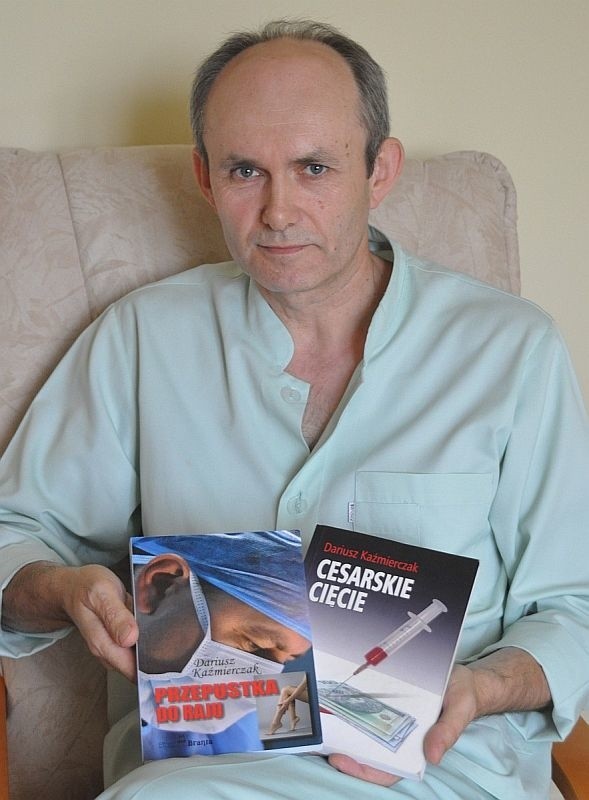 Doktor Dariusz Kaźmierczak ze swymi dwiema książkami.