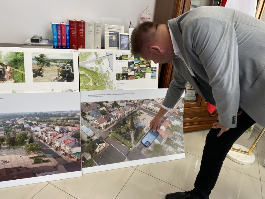 Burmistrz pokazuje wizualizację rewitalizacji centrum Różana