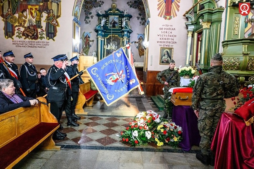 Uroczystość pogrzebowa żołnierza niezłomnego Władysława Żwirka w Łoniowie. Szczątki spoczęły w rodzinnym grobie 