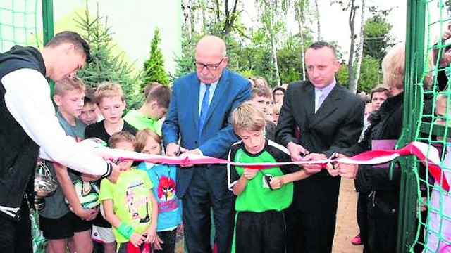 Kompleks boisk powstał przy szkole podstawowej w Lesznowoli. W piątek odbyło się oficjalne otwarcie obiektu. 
