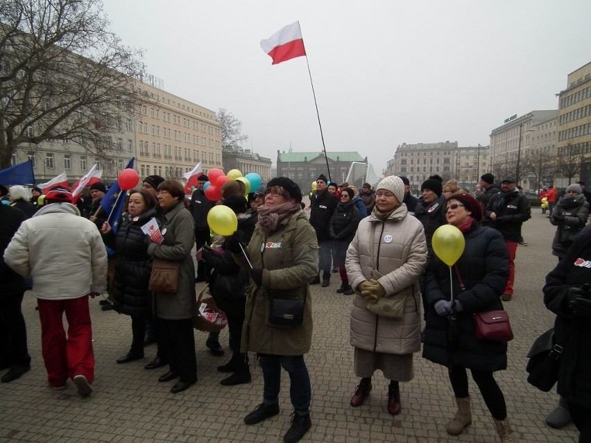 KOD apelował o przytulanie się na placu Wolności