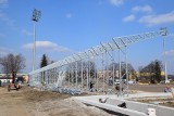 Budowa stadionu Rakowa Częstochowa. Na Limanowskiego wylano już fundamenty trybun i postawiono pierwsze elementy skromnego zadaszenia