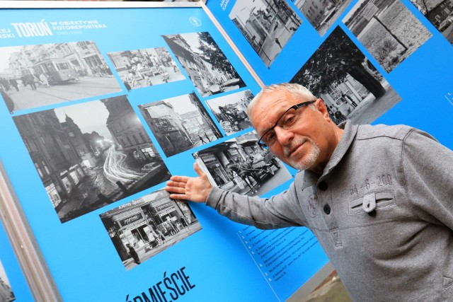 Andrzej Kamiński na wystawie swoich zdjęć w Muzeum Okręgowym.