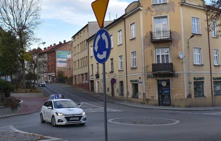 Małe rondo na skrzyżowaniu ulic Sienkiewicza i Zaborskiej...
