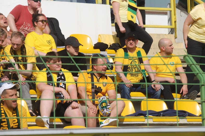 Kibice GKS Katowice przyszli ubrani na żółto....