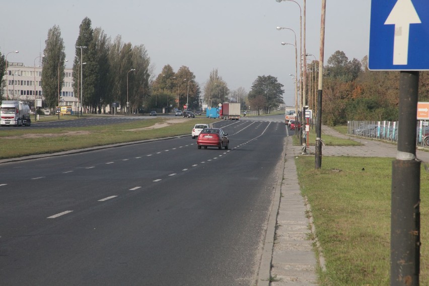 ZDiT od 9 miesięcy naprawia asfalt na Dąbrowskiego w Łodzi [ZDJĘCIA]