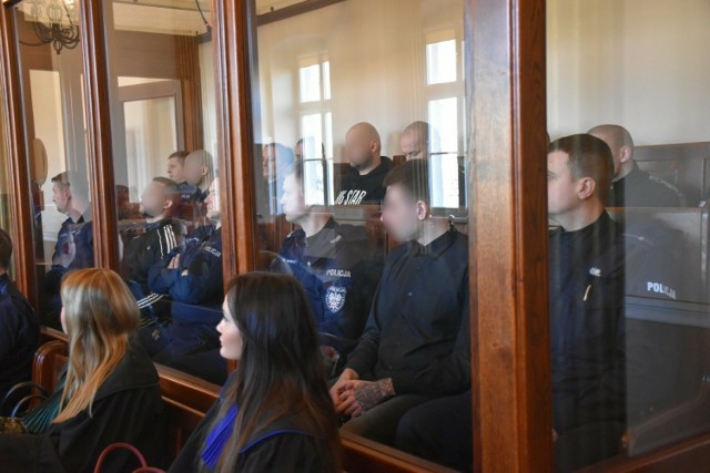 W sprawie podwójnego zabójstwa w Pleszewie zarzuty usłyszało siedem osób.