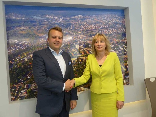 Nowej szefowej opieki społecznej Jolancie Grudnickiej pogratulował prezydent Marek Materek.
