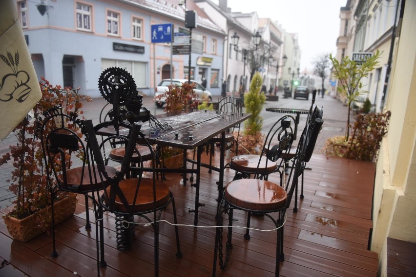 Kiedy usiądziemy biesiadować w przyrestauracyjnym ogródku...