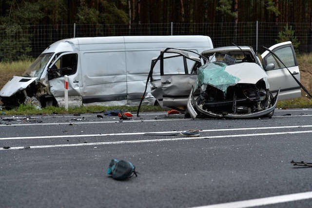 Na skrzyżowaniu DK15 i S10 zderzyły się dostawczy mercedes i osobowy ford