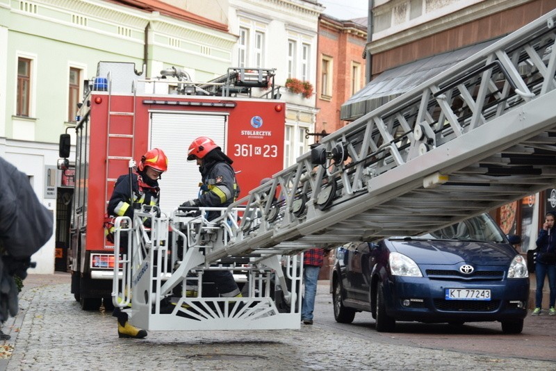 Tarnów. Silny wiatr mocno daje się we znaki. Strażacy mają sporo pracy