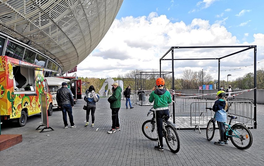 Kraków. Staw w parku Lotników Polskich przyciąga spacerowiczów. Piękne miejsce do wypoczynku [ZDJĘCIA] 7.05.2021