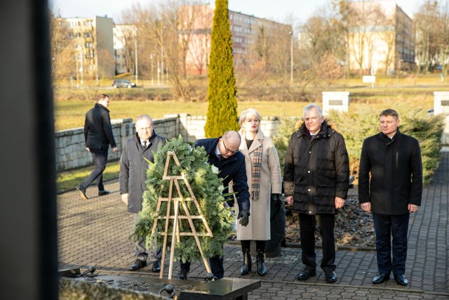Samorządowe władze województwa złożyły w czwartkowy (10.02) poranek kwiaty przed Pomnikiem-Grobem Nieznanego Sybiraka w Białymstoku.