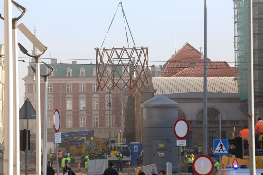 Helikopter dostarczył na ul. Dworcową stelaż, który zasłoni...