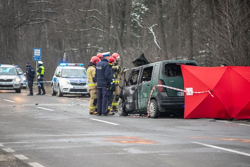 Tragiczny wypadek w Grabówce w relacji strażaków. W czołowym zderzeniu audi i opla zginęła kobieta. Jej auto się zapaliło [ZDJĘCIA]