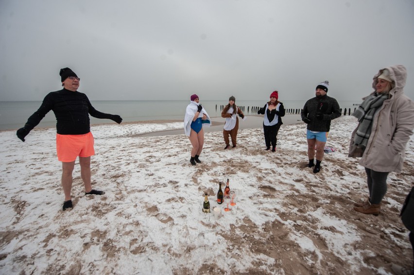 Tak rok 2021 powitano na plaży w Unieściu.