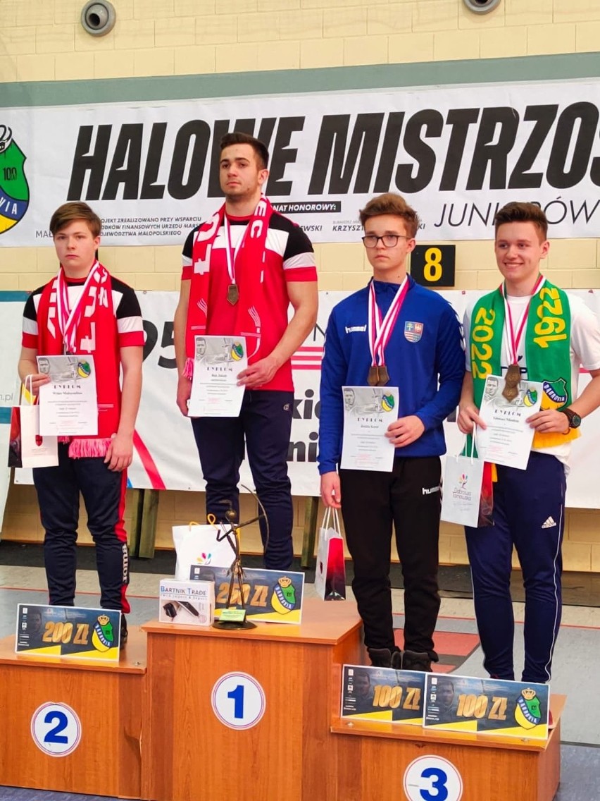 Dwa medale łuczników Stelli Kielce na Halowych Mistrzostwach Polski Juniorów Młodszych w Dąbrowie Tarnowskiej. Zobacz zdjęcia