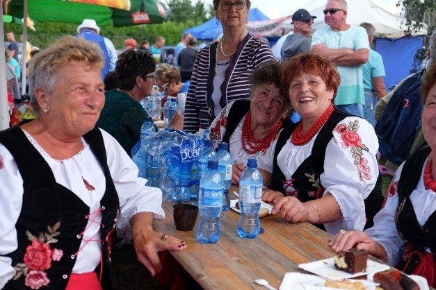 W Wiciu odbył się coroczny przegląd  Folk-Wicie. Na scenie wystąpiło 12 kapel ludowych i zespołów śpiewaczych.Przegląd odbył się już po raz piąty i wpisał się na stałe w krajobraz nadmorskiego Wicia. Zespoły zaprezentowały pieśni z różnych stron Polski, na scenie zabrzmiały również piosenki biesiadne.Zespoły otrzymały pamiątkowe statuetki, które wręczył wójt gminy Radosław Głażewski. Podczas przeglądu wystąpiły zespoły:Bukowianki z Bukowa Morskiego, Domasławianie z Domasławic, Marzenie z Jeżyc, Czerwone korale z Dobiesławia, Pieńkowianie z Pieńkowa, Złoty Łan z Wiekowic, Jarosławianki ze Starego Jarosławia, Ostrowianie z Ostrowca, Popowianie z Popowa, Kwiat paproci z Wierciszewa oraz Sami swoi z Porzecza. Ludowe melodie przyciągnęły pod scenę turystów, którzy świetnie się bawili. Zobacz także: Darłowo: Były prezydent Lech Wałęsa podczas Festiwalu Media i Sztuka w Darłowie